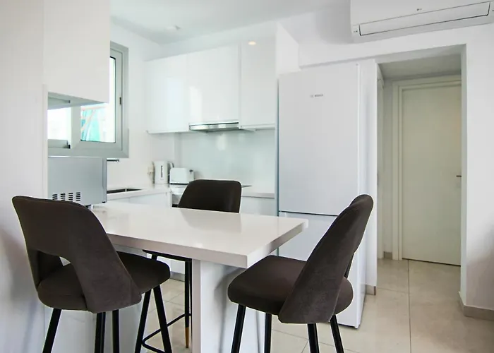 Phaedrus Living - Seaside Executive Flat Harbour 208